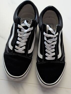 Classic Black and White Low-Top Woman Skate Sneakers